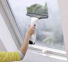 Cum să utilizați un cercher cu un mâner lung pentru spălarea ferestrelor