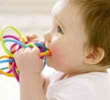 Cum să ajuți copilul atunci când dinții sunt tăiați? Primii dinți sunt fărâmițate