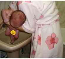 Cum se spală sub robinet un băiețel nou-născut