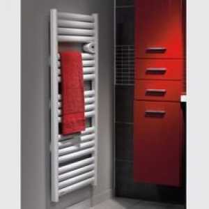 Soba electrică încălzită pentru prosop cu un termoregulator în baie
