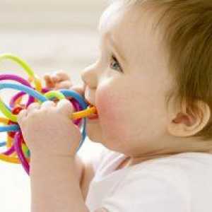 Cum să ajuți copilul atunci când dinții sunt tăiați? Primii dinți sunt fărâmițate