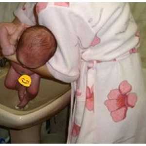 Cum se spală sub robinet un băiețel nou-născut