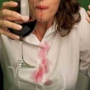 Cum să eliminați corect petele după vin roșu