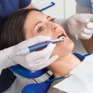 Ca și în cazul inflamației rădăcinilor, dinții sunt tratați în clinică și acasă