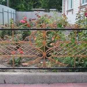 Un gard frumos pentru grădina din față cu mâinile tale