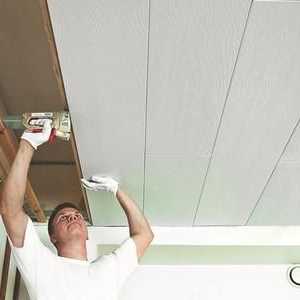 Căptușirea tavanului cu panouri din plastic