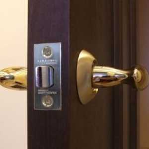 Lecție video, cum să tăiați independent o încuietoare în ușile interioare