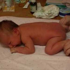 Plasarea unui nou-născut pe stomac, cum și când să o faceți
