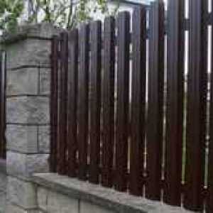 Garduri pentru o casă privată cu mâinile lor
